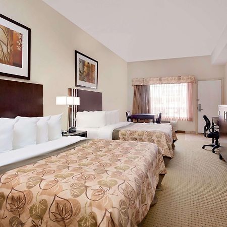 Ramada By Wyndham Lac La Biche Esterno foto
