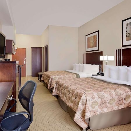 Ramada By Wyndham Lac La Biche Esterno foto