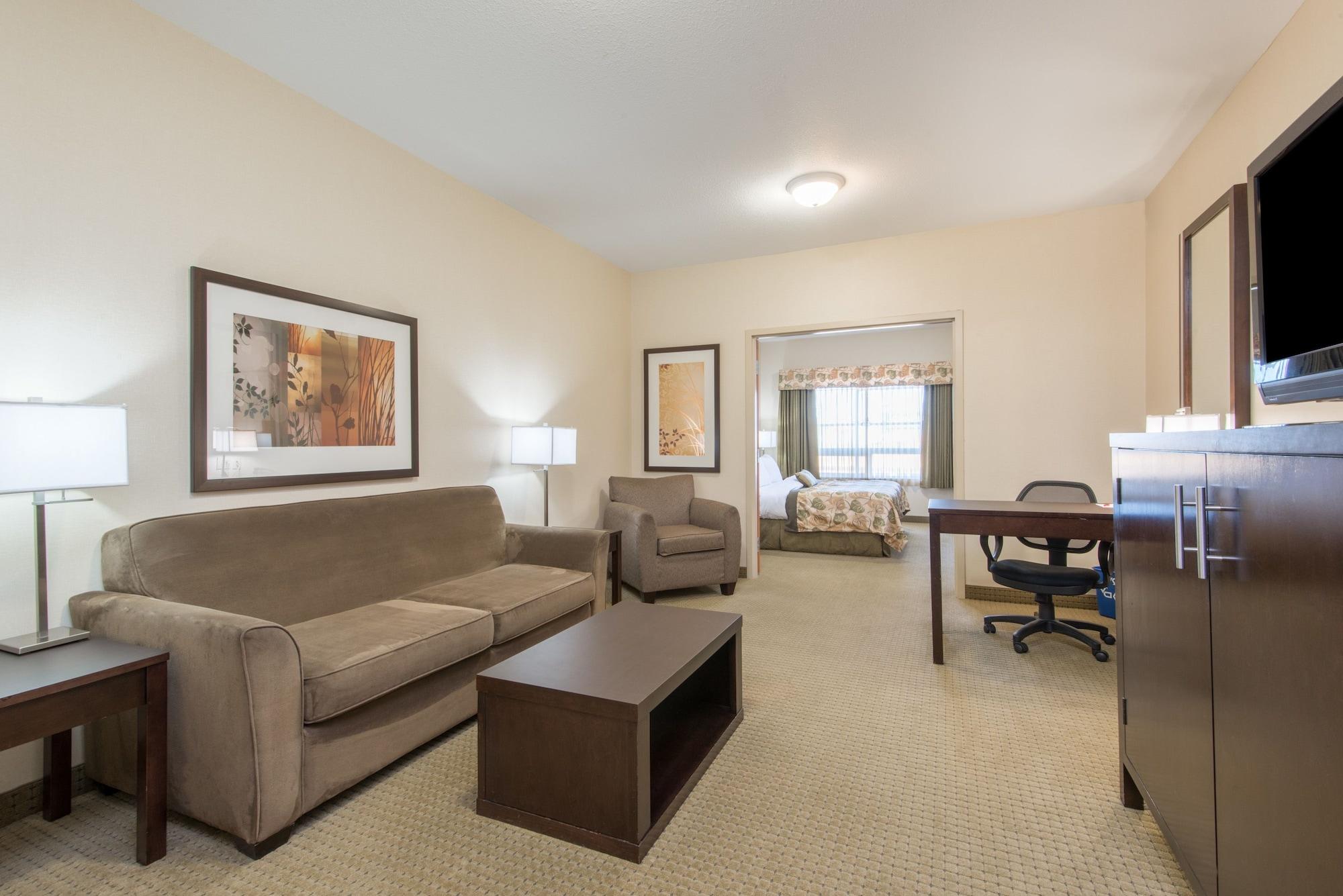Ramada By Wyndham Lac La Biche Esterno foto