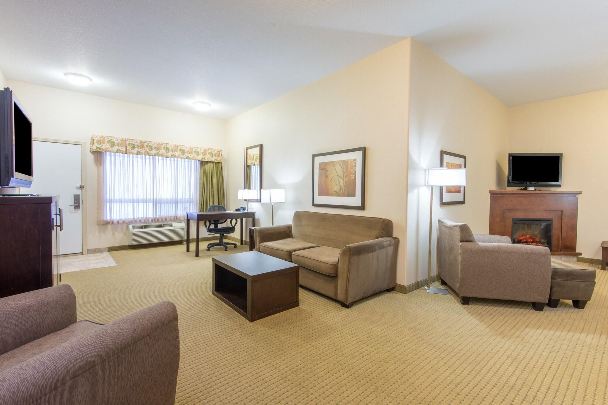 Ramada By Wyndham Lac La Biche Esterno foto