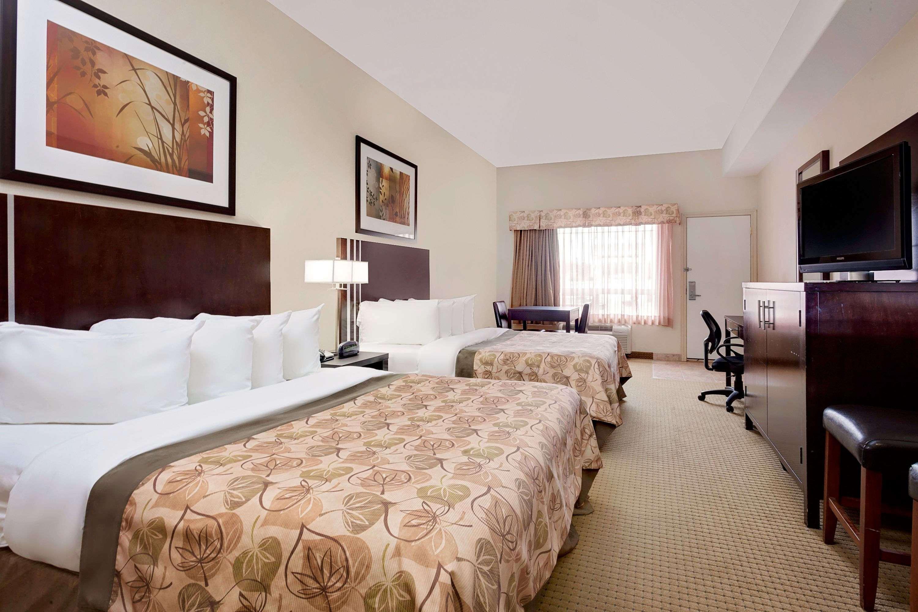 Ramada By Wyndham Lac La Biche Esterno foto