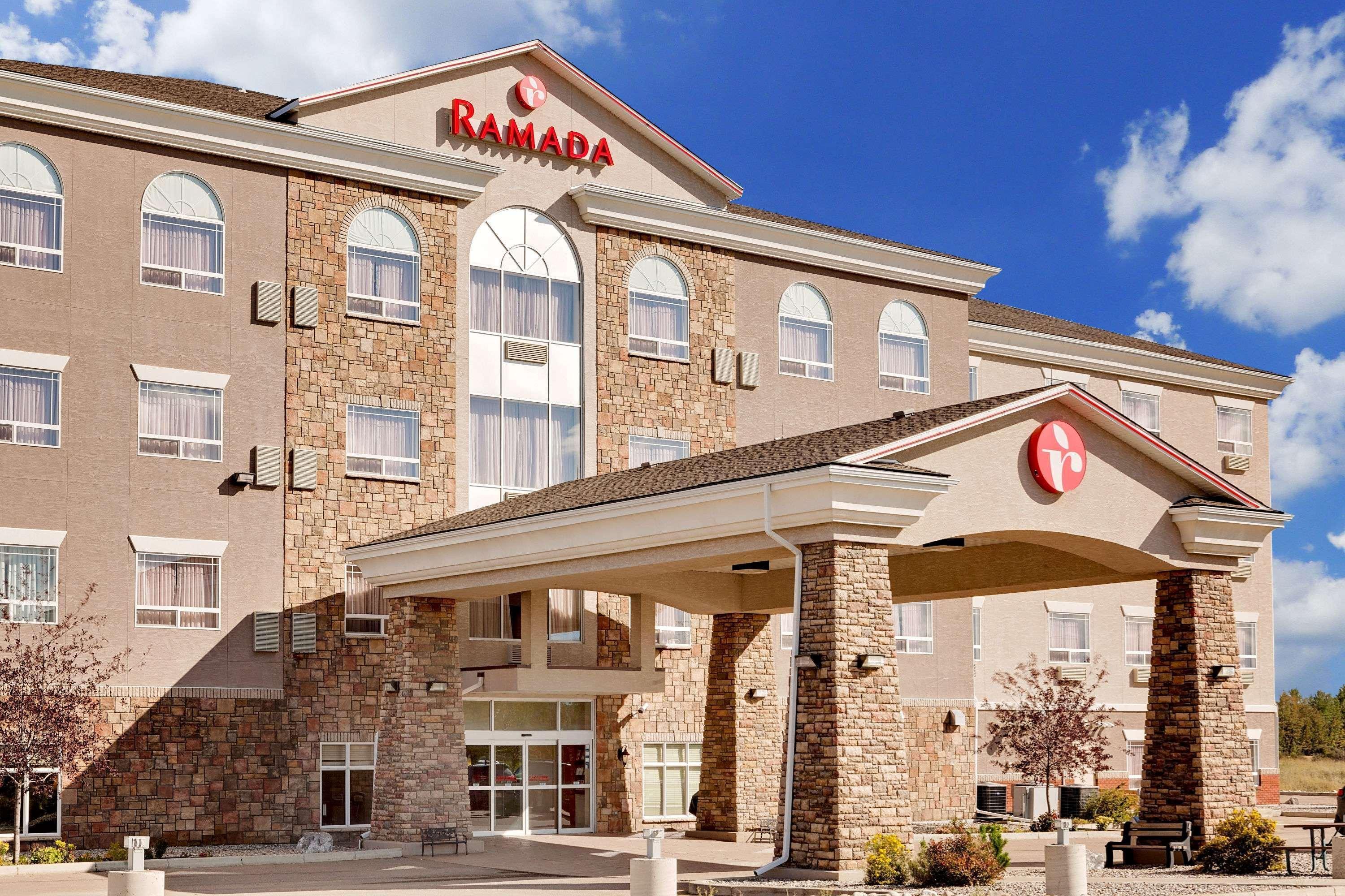 Ramada By Wyndham Lac La Biche Esterno foto
