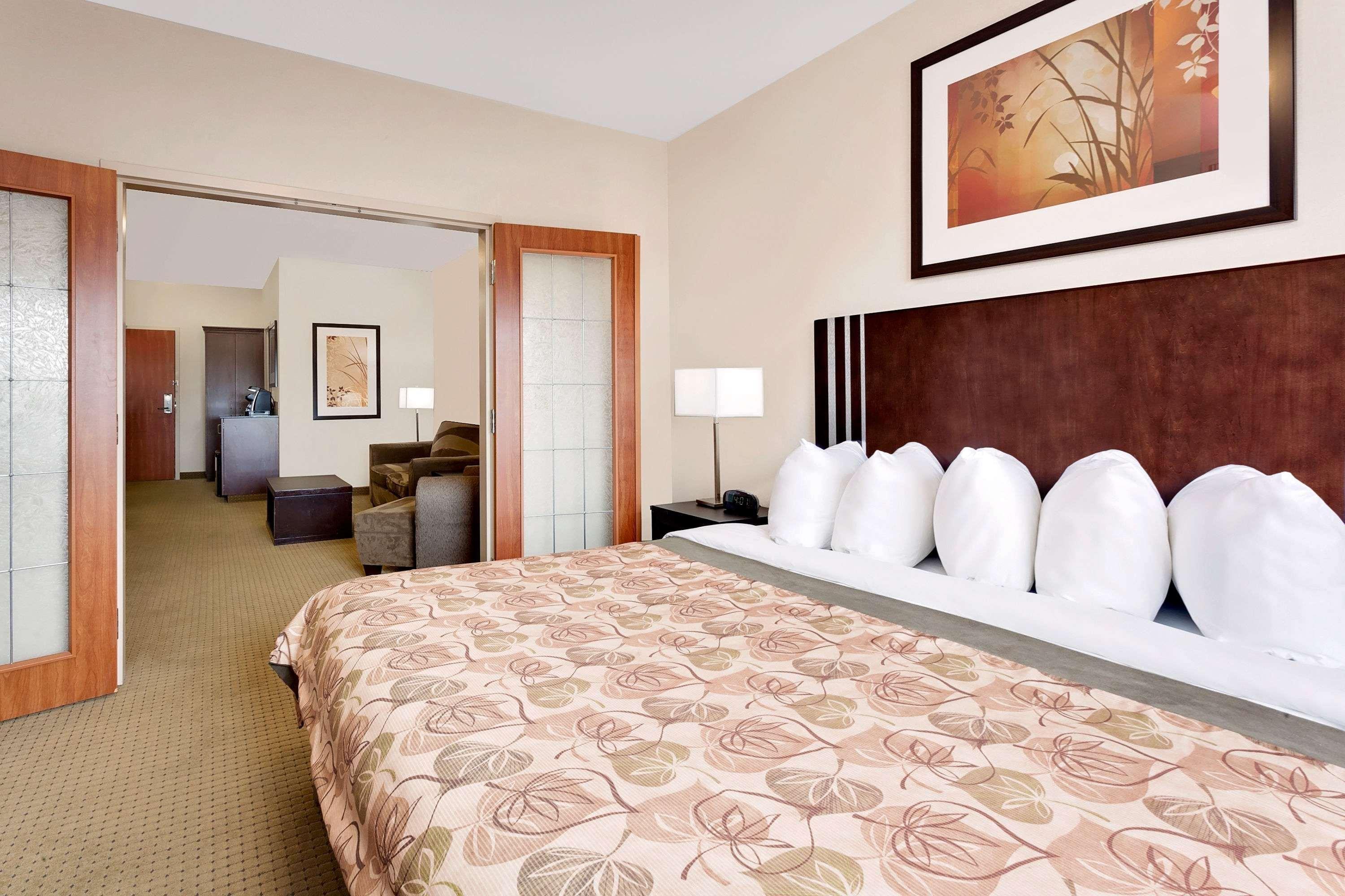 Ramada By Wyndham Lac La Biche Esterno foto