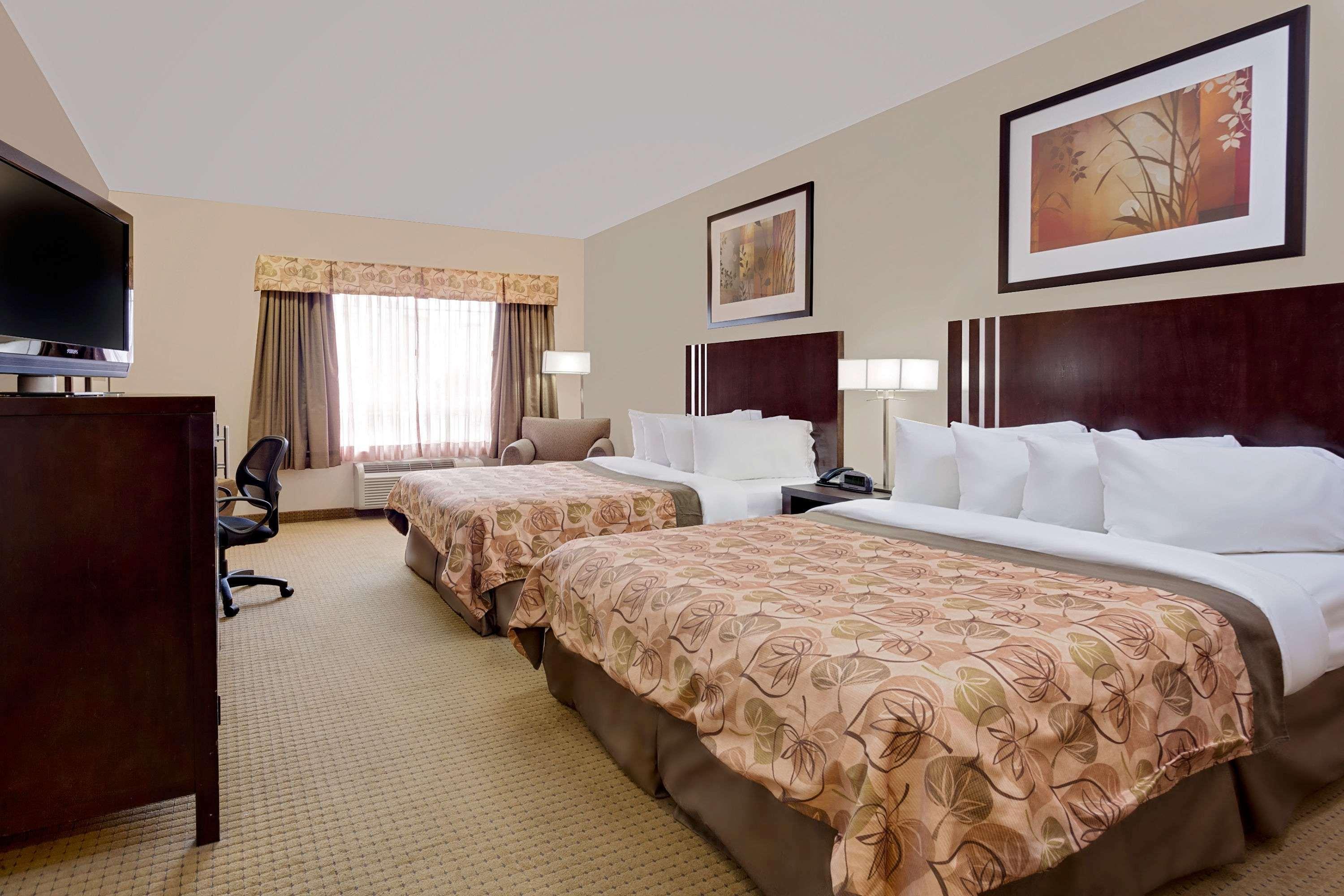 Ramada By Wyndham Lac La Biche Esterno foto