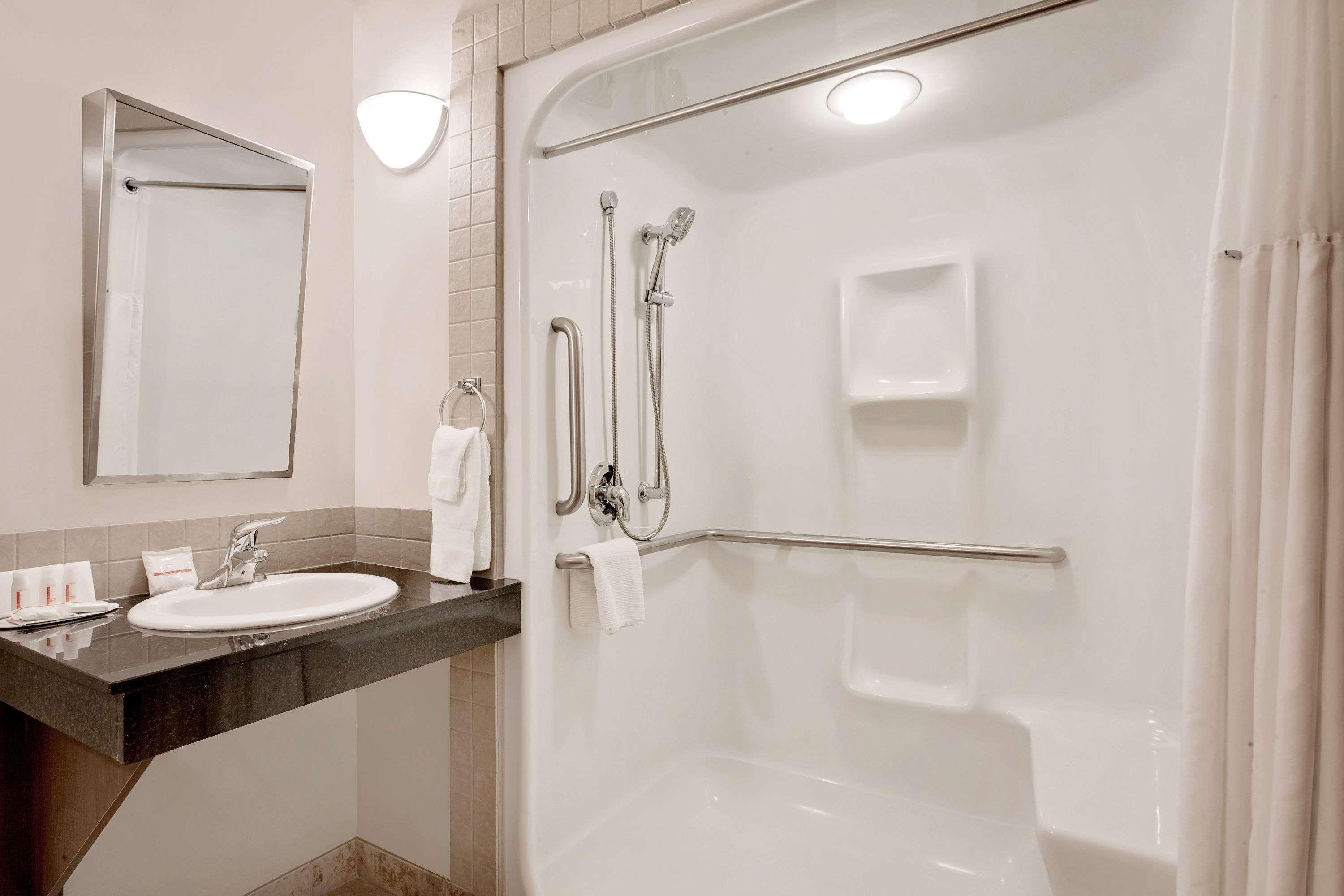 Ramada By Wyndham Lac La Biche Esterno foto
