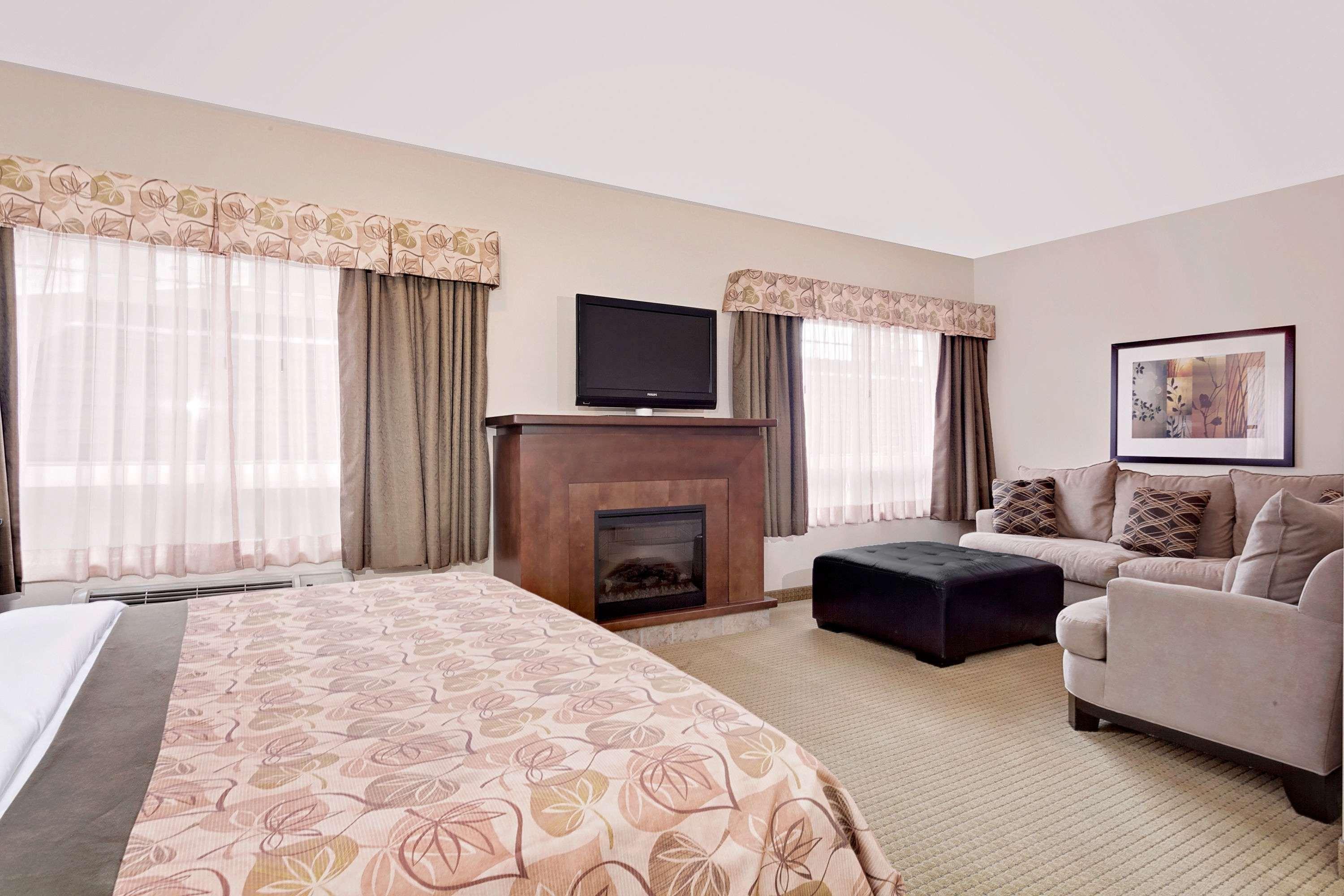 Ramada By Wyndham Lac La Biche Esterno foto