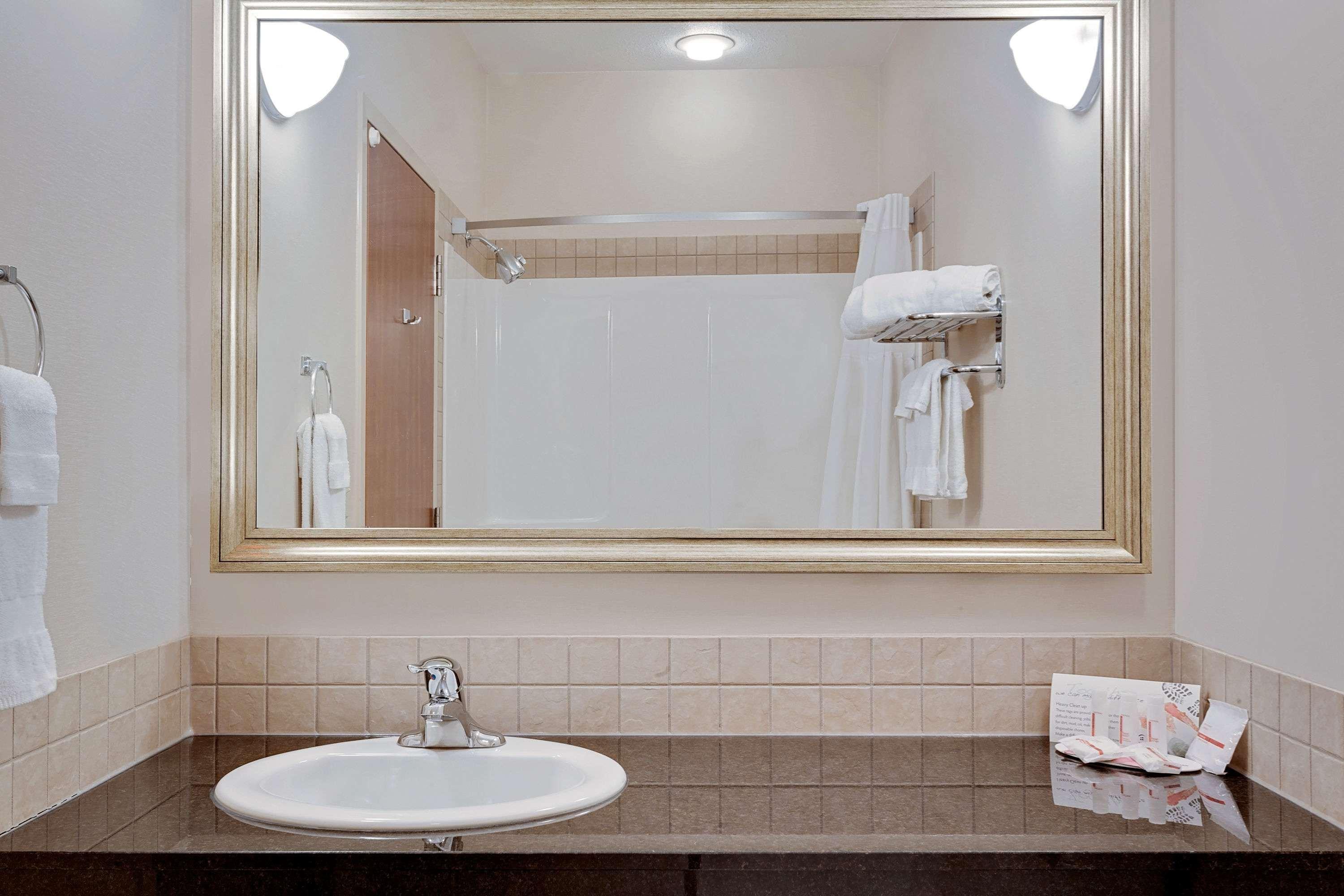 Ramada By Wyndham Lac La Biche Esterno foto