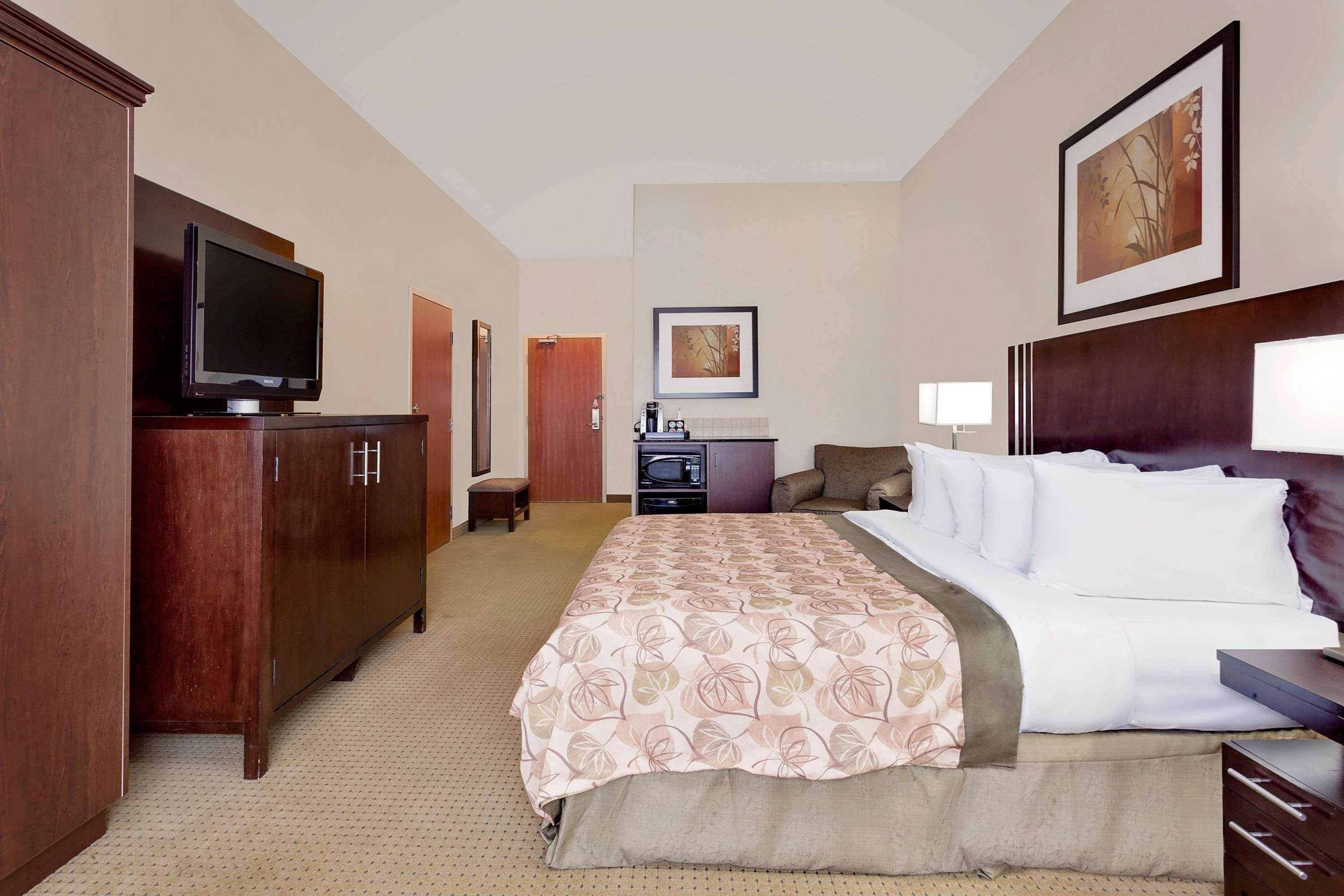 Ramada By Wyndham Lac La Biche Esterno foto