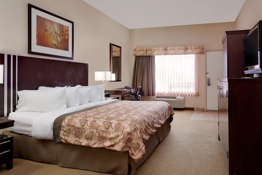 Ramada By Wyndham Lac La Biche Esterno foto