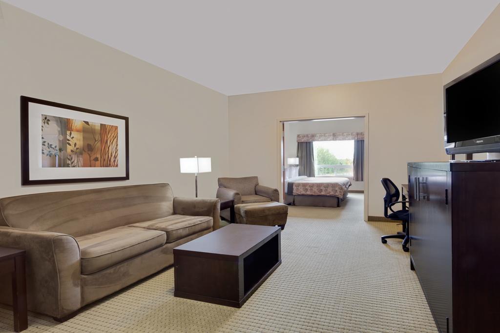 Ramada By Wyndham Lac La Biche Esterno foto