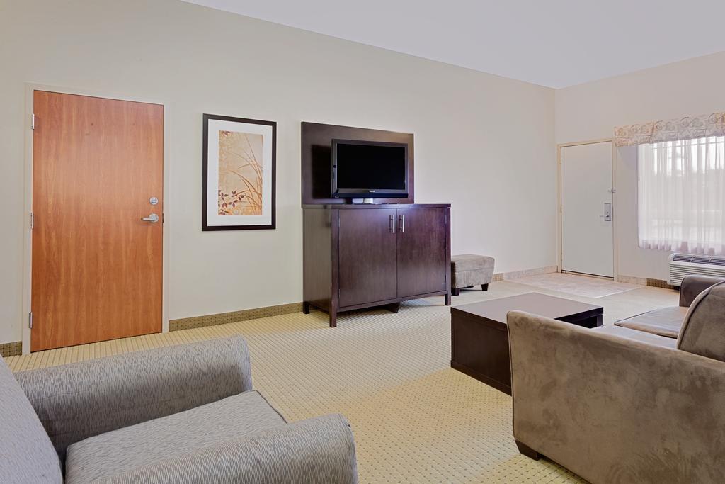 Ramada By Wyndham Lac La Biche Esterno foto