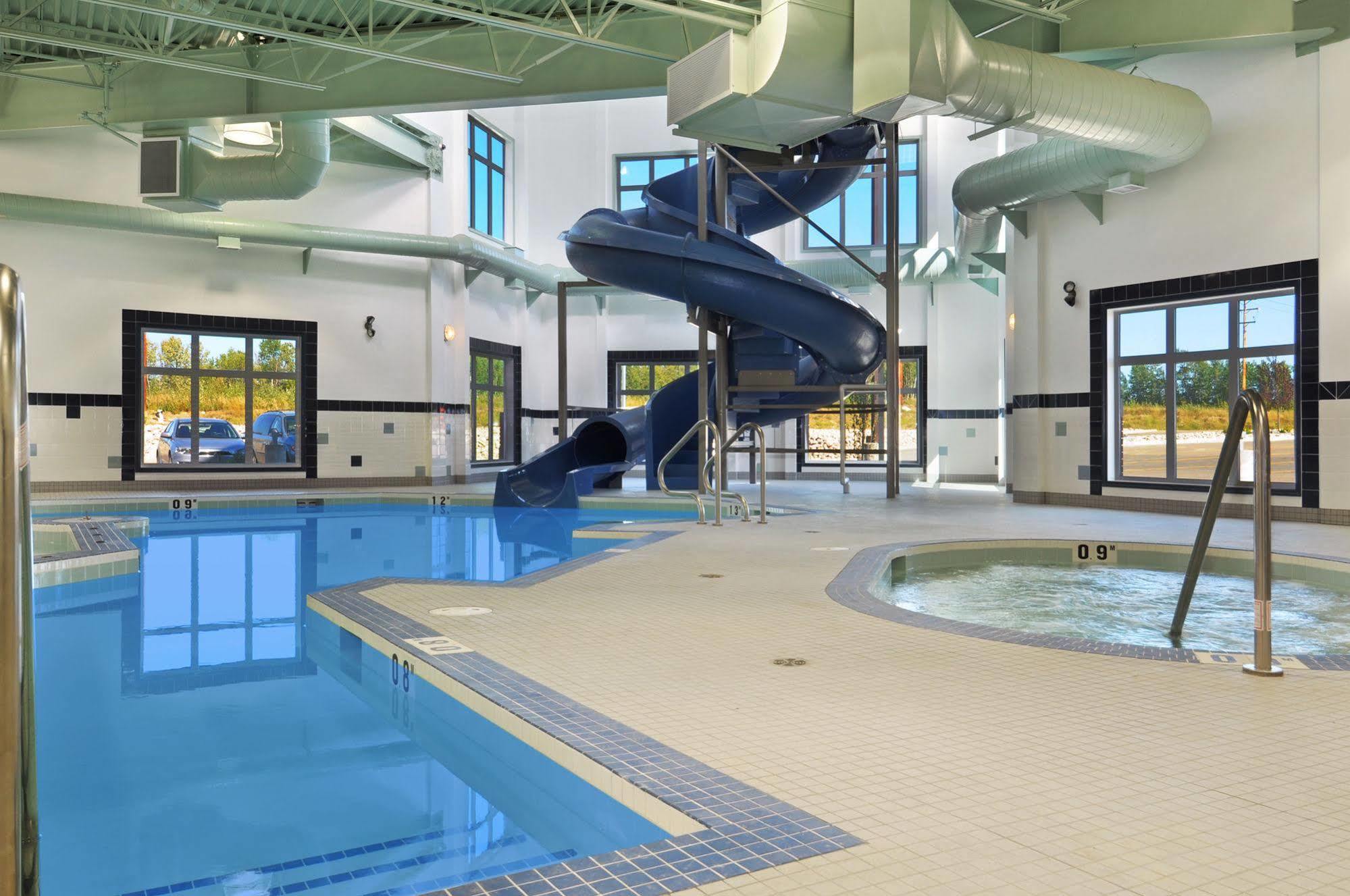 Ramada By Wyndham Lac La Biche Esterno foto